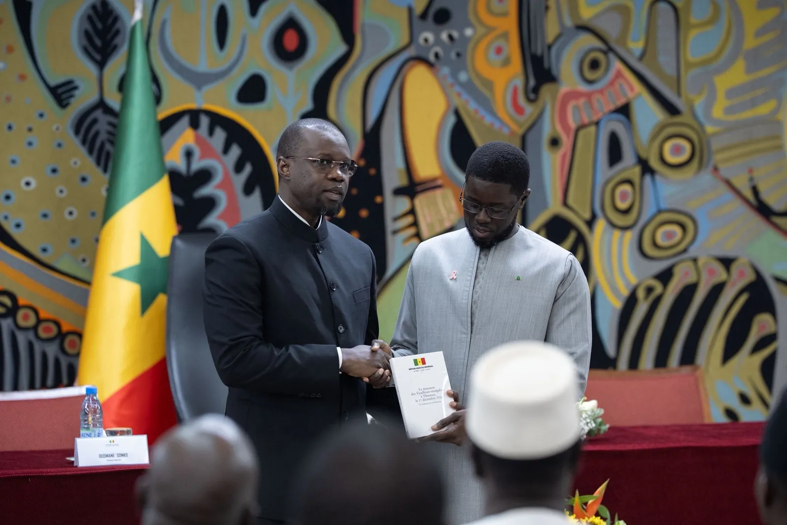 Le Président Bassirou Diomaye Faye reçoit le Livre blanc sur le Massacre de
Thiaroye